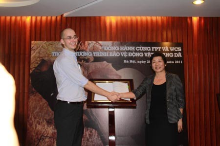 Ông Scott Roberton, Giám đốc đại diện WCS và bà Trương Thị Thanh Thanh, Phó Chủ tịch HĐQT Tập đoàn FPT đã ký kết thực hiện bảo vệ ĐVHD trong doanh nghiệp.